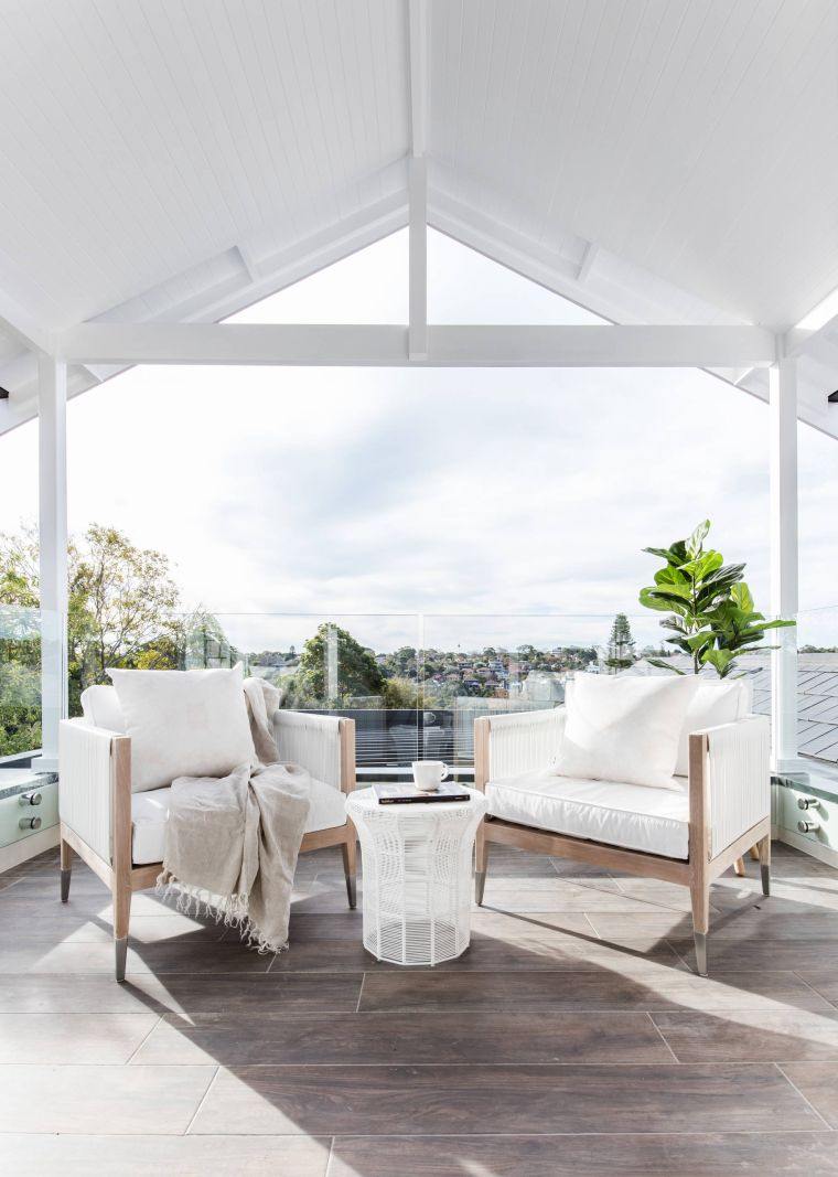 Idee per decorare il corridoio del balcone bianco